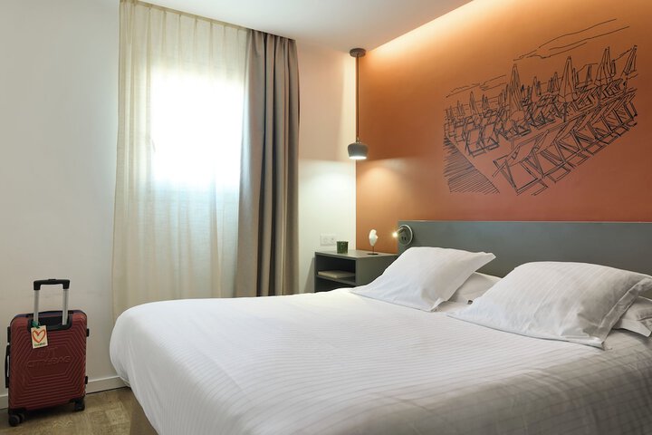 Room 15 of 48