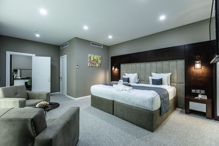 Room 8 of 33