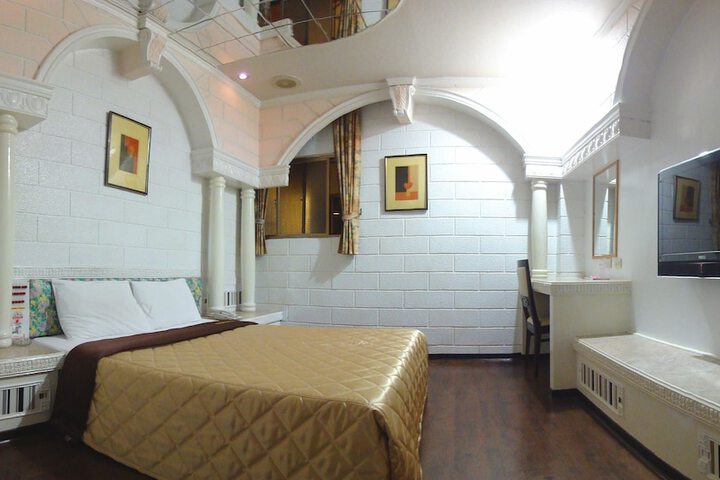 Room 7 of 27