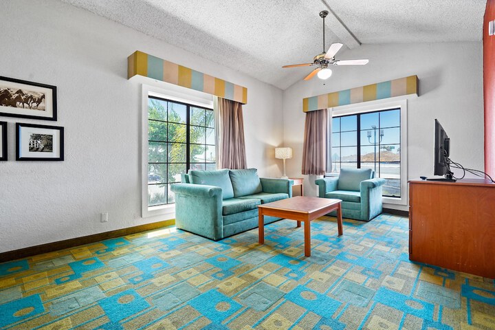 1 King Bed Mobility Hearing Impaired Accessible Room (4 of 22)