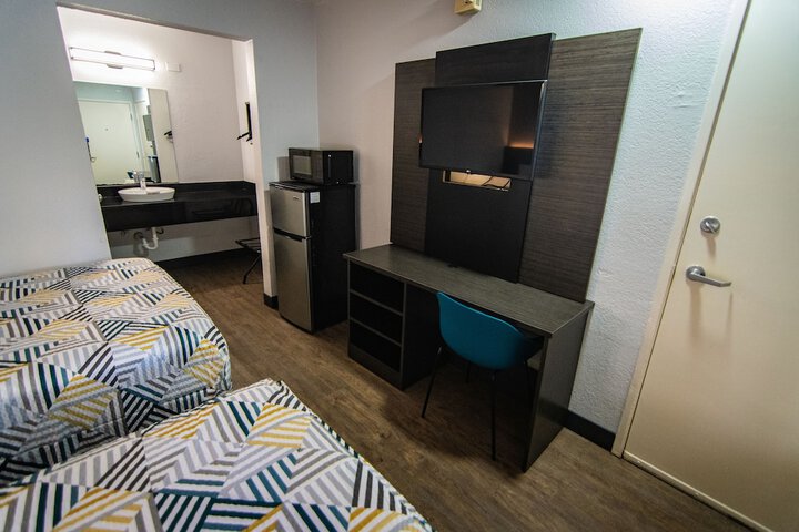 Double Accessible Queen Size Bed (16 of 17)