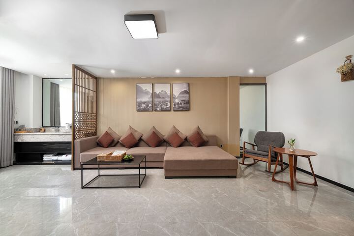 Room 5 of 79