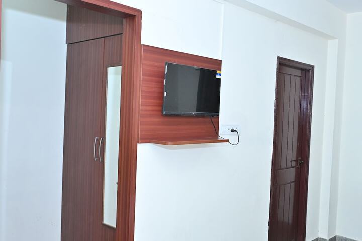 Room 4 of 8