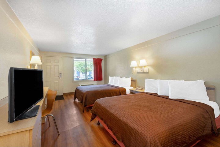 2 Queen Beds (12 of 12)