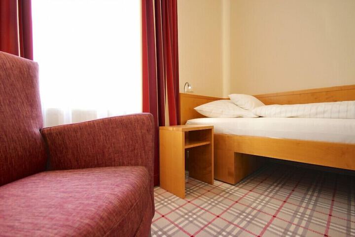 Room 10 of 42