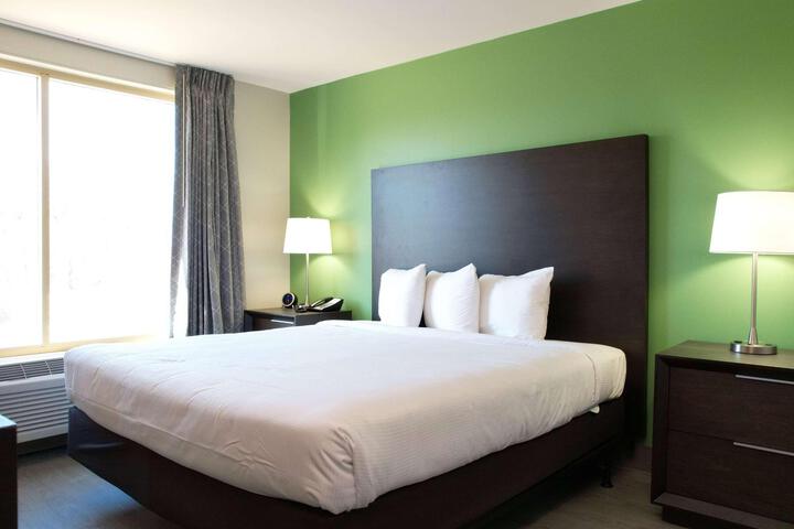 Deluxe King Bed (6 of 12)
