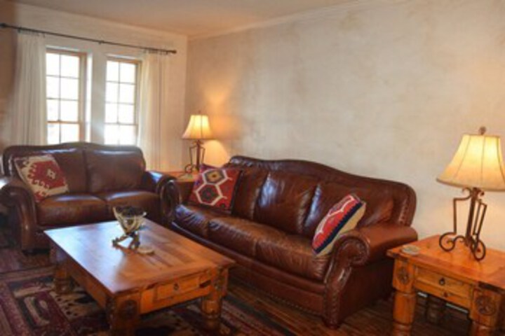 Image of ClaimJumper_Townhouse_16
