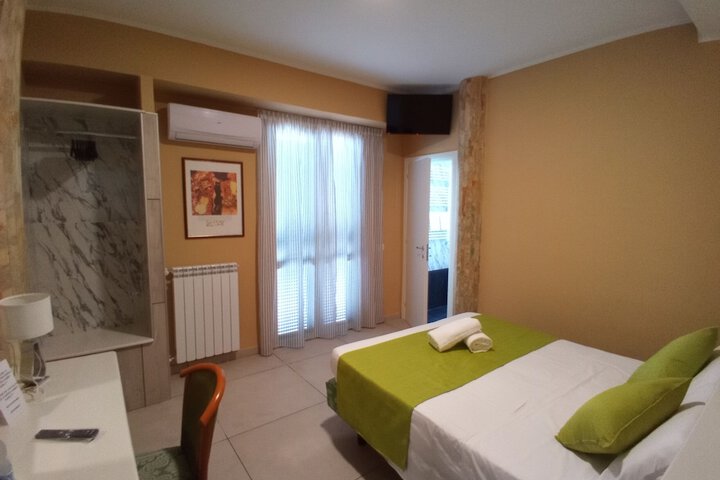 Room 33 of 79