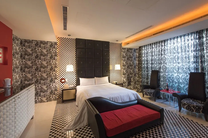 Room 7 of 14