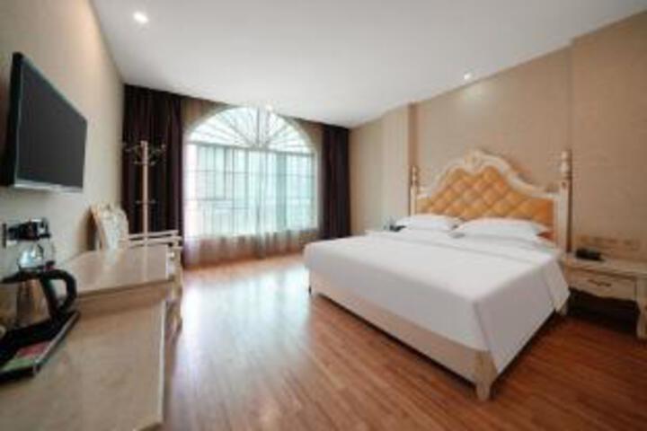 Room 6 of 8