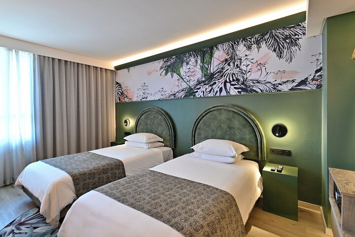 Room 6 of 30