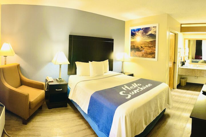 1 Queen Bed (3 of 6)