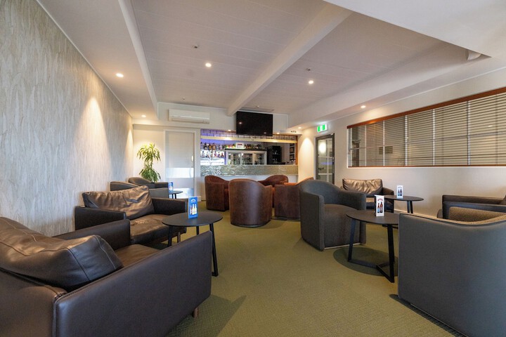 Lounge 105 of 138