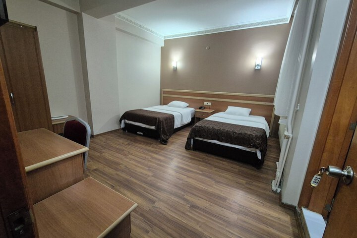 Room 9 of 12