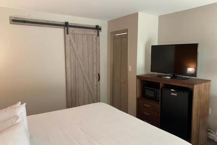 1 King Bed (3 of 10)