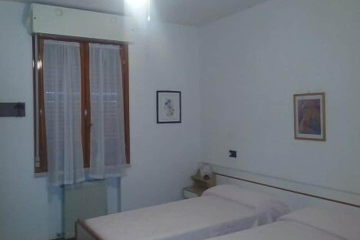 Room 9 of 38