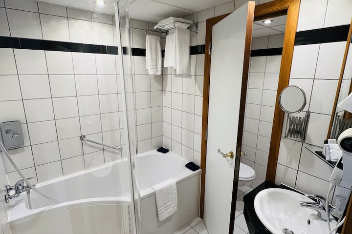 Room 45 of 77