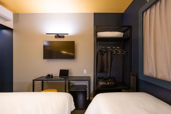 Room 13 of 38