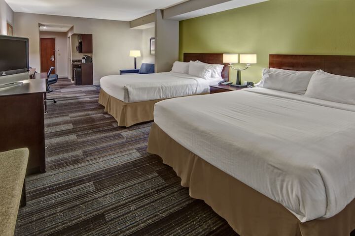 1 King Bed Suite (10 of 11)
