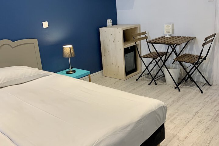 Room 10 of 77