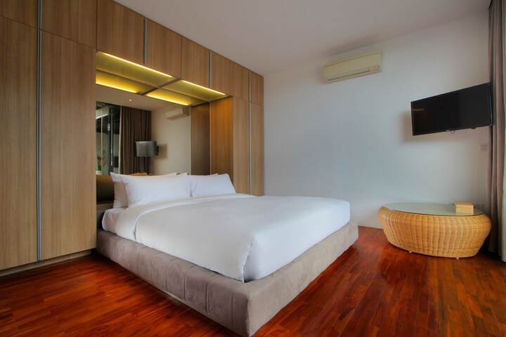 Room 7 of 90