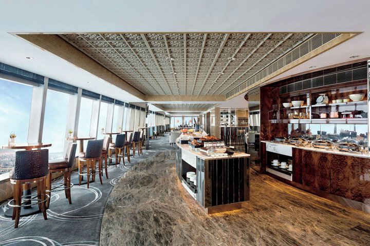 Lounge 124 of 145