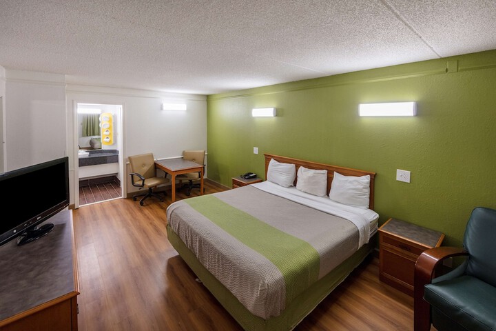 1 King Bed (9 of 16)