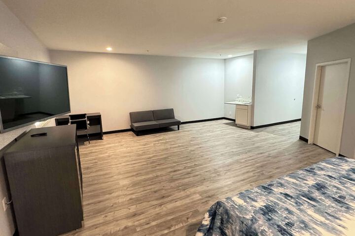 1 King Bed - Free WiFi, Microwave, Refrigerator, Coffeemaker Free Continental Breakfast (2 of 18)