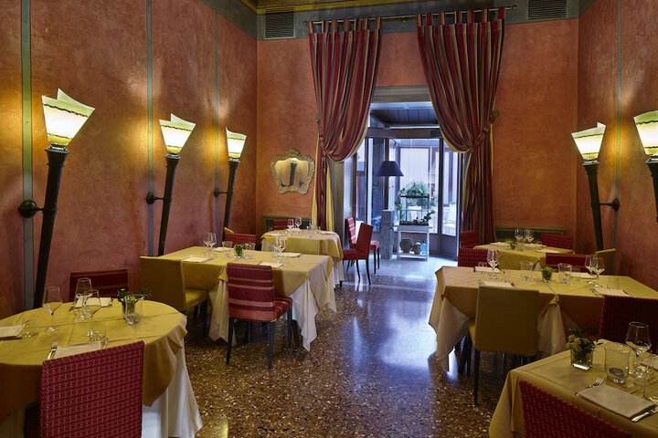 Dining 26 of 60