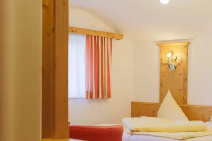 Room 5 of 27