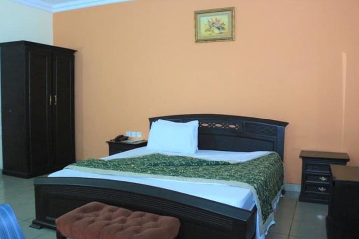 Room 3 of 33