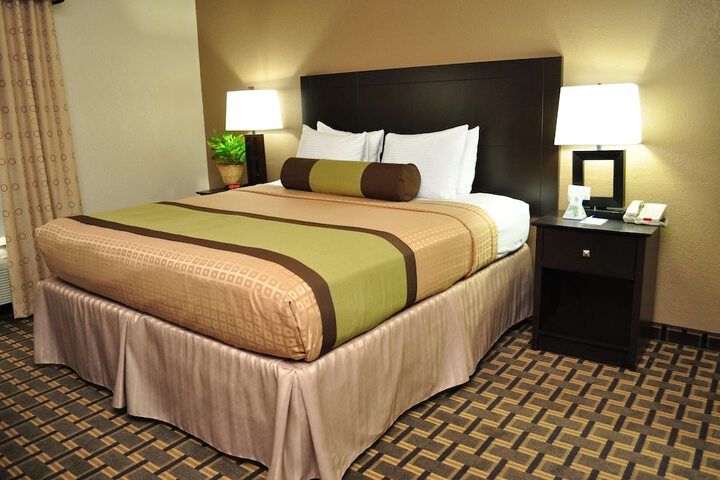 1 King Bed Living Area Wet Bar Microwave and Refrigerator WiFi Full Breakfast (13 of 15)