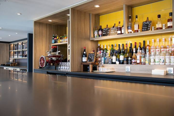 Lounge 76 of 114