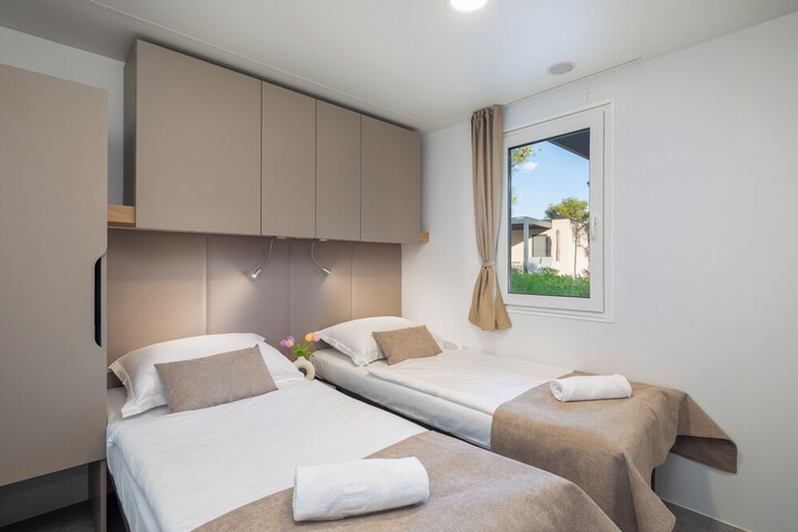 Room 93 of 222