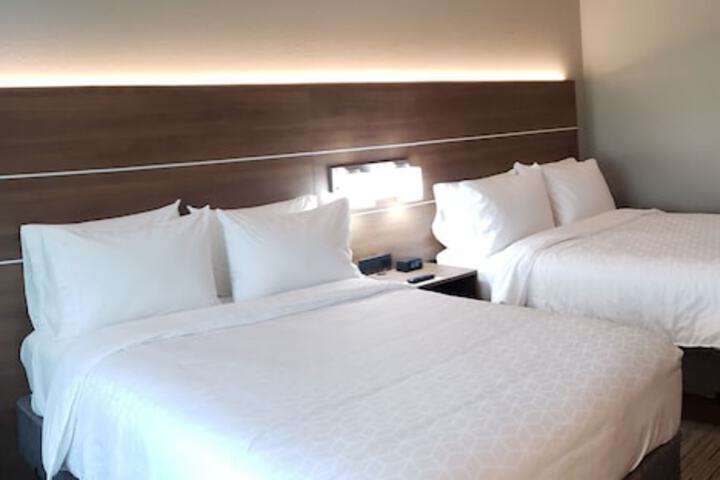 2 Queen Beds (4 of 12)