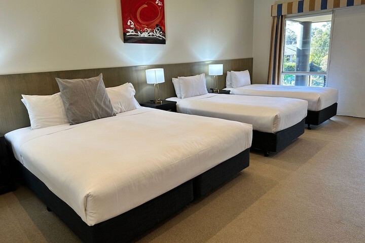 Room 4 of 33