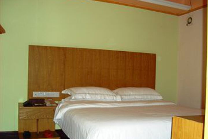 Room 4 of 15