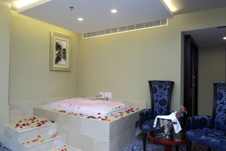 Deep soaking bathtub
