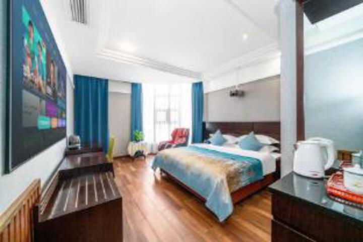 Room 8 of 9