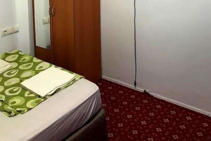 Room 2 of 10