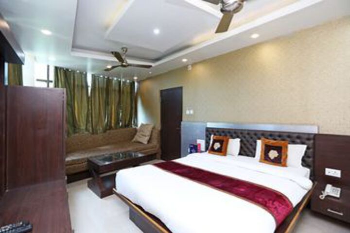 Room 9 of 33