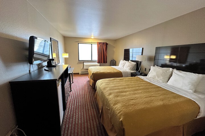 2 Queen Beds (5 of 12)
