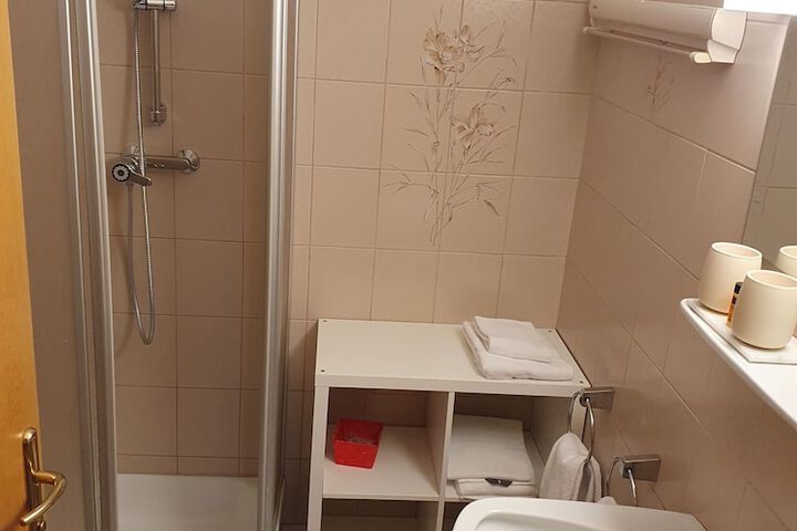 Room 17 of 27