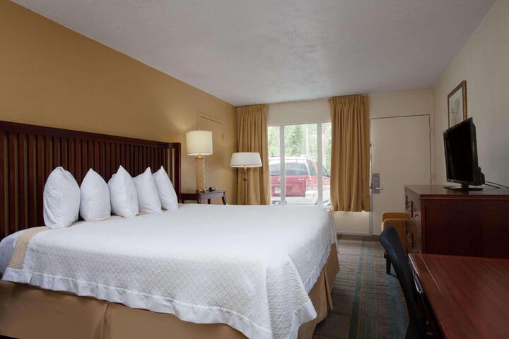 1 King Bed (15 of 16)