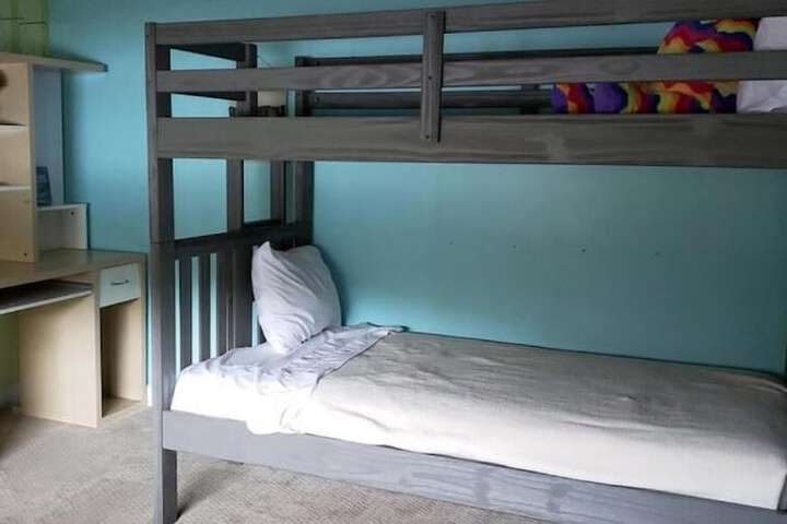 1 Queen Bed (7 of 8)