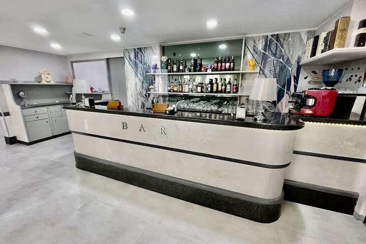 Lounge 23 of 33