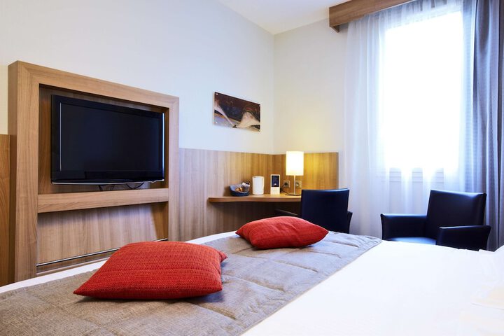 Room 10 of 42