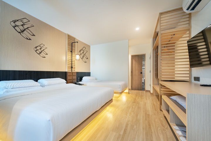 Room 8 of 90
