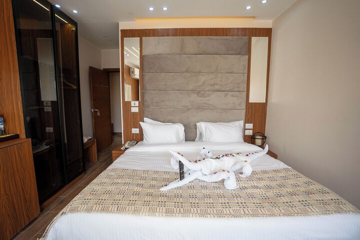 Room 15 of 77