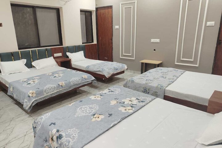 Room 9 of 16